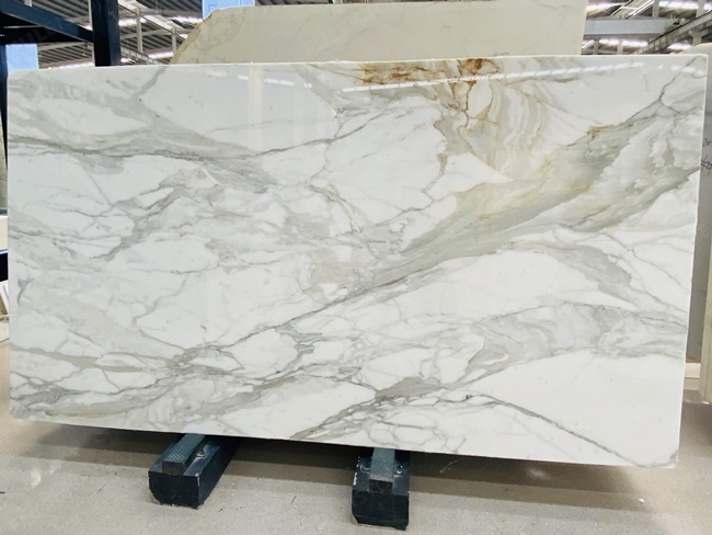 Calacatta Michelangelo big slabs with big veins