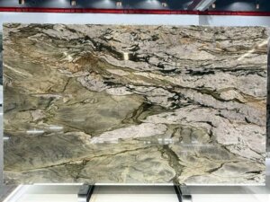 Tempest Crystal Quartzite with big crystal2